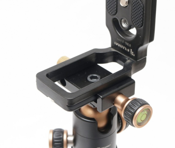 Площадка L-образная Fujimi FJG-L100 для вертикальной съемки 1/4"